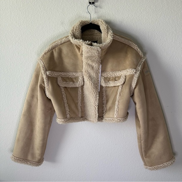 NWT ALO YOGA Faux Shearling Snowfall Cropped
Jacket - Woodland Tan SZ S - Picture 3 of 11